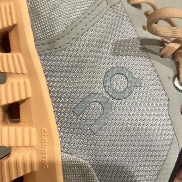 On cloud tennis shoes. Barley worn!! - Picture 3 of 7